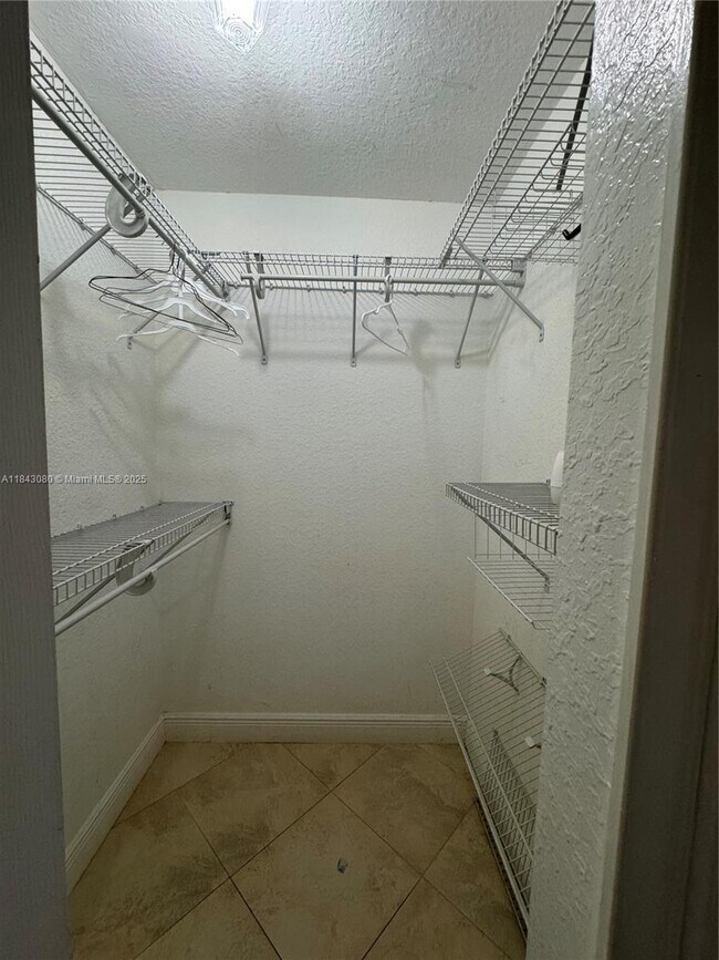 Building Photo - 2740 W 76th St