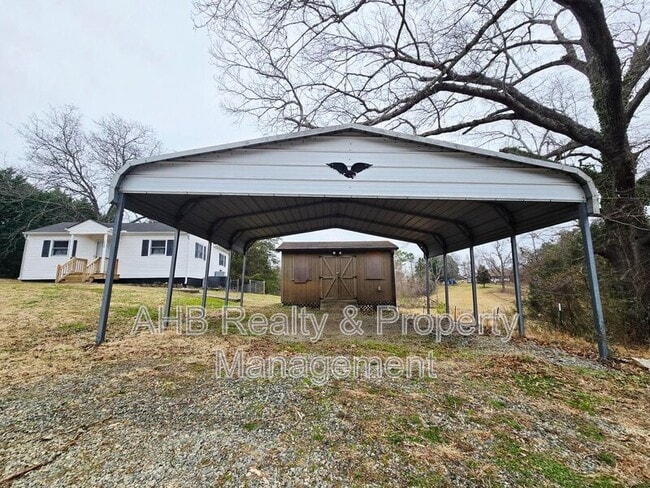 Building Photo - 1028 E Hanover Rd