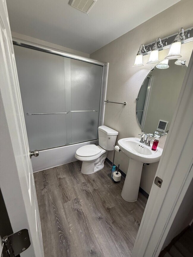 Building Photo - Newly Remodeled Duplex