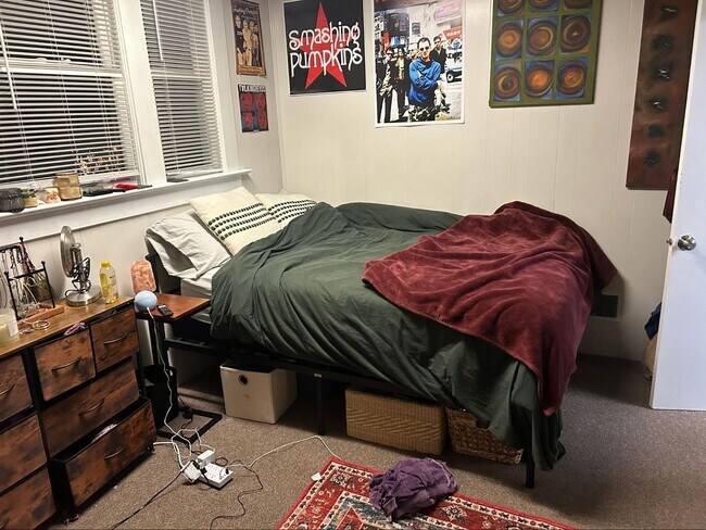 Building Photo - PRELEASE: Spacious 6+ bdrm/2 bath in York Neighborhood