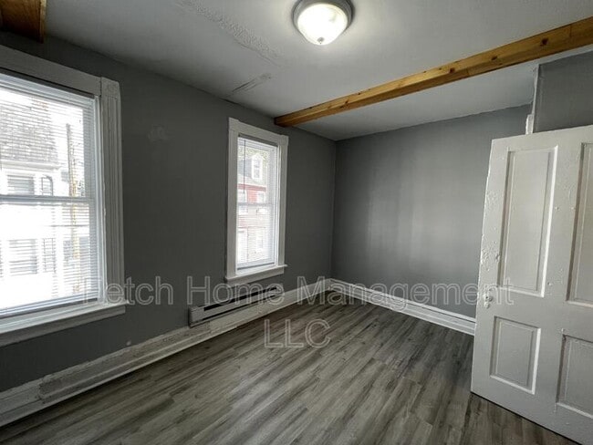 Building Photo - 538 Chester St