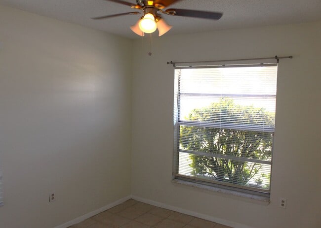 Building Photo - Lovely Home Available in the Royal Manor S...