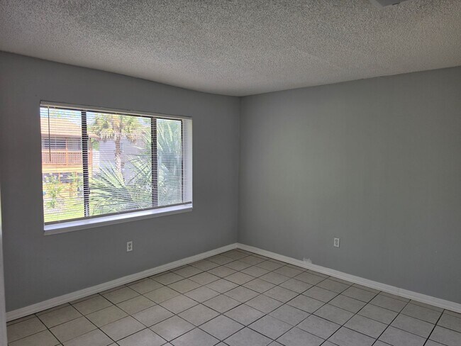Building Photo - 2526 S Oak Ave