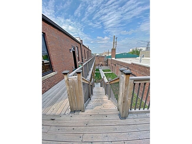 Building Photo - 1626 Cuming St
