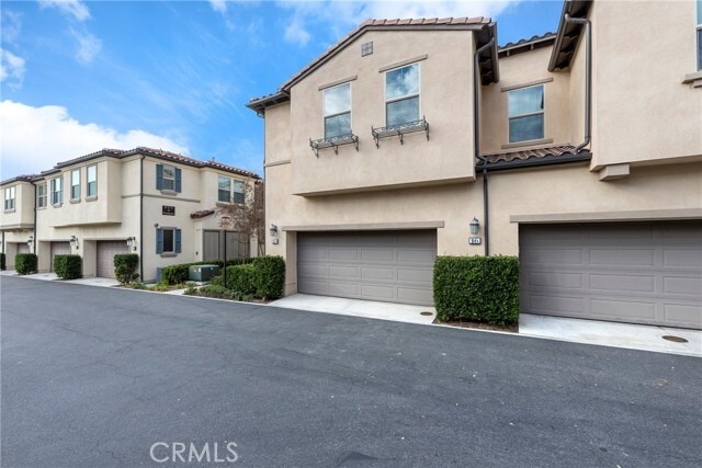 Building Photo - 18 Prominence