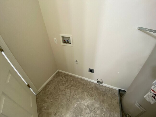 Building Photo - Remodeled 2 Bed 1.5 bath Springfield apartment