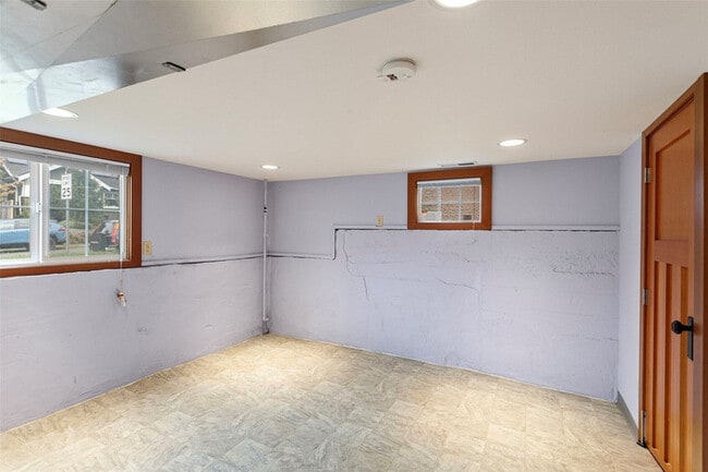 Building Photo - Charming Updated Home on Corner Lot with Finished Basement in Ballard