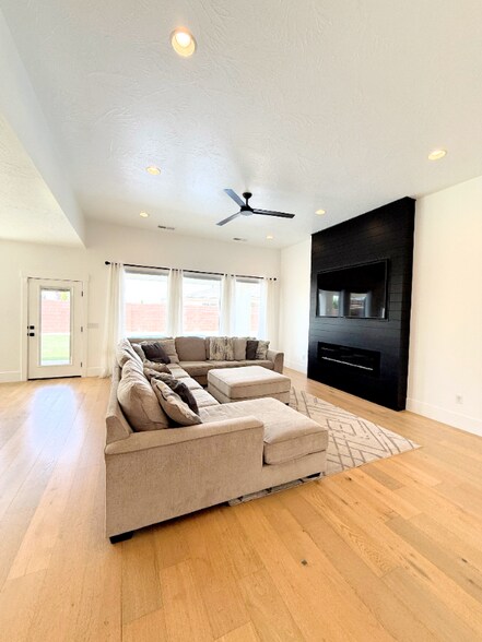 Building Photo - 6264 Sonic Dr