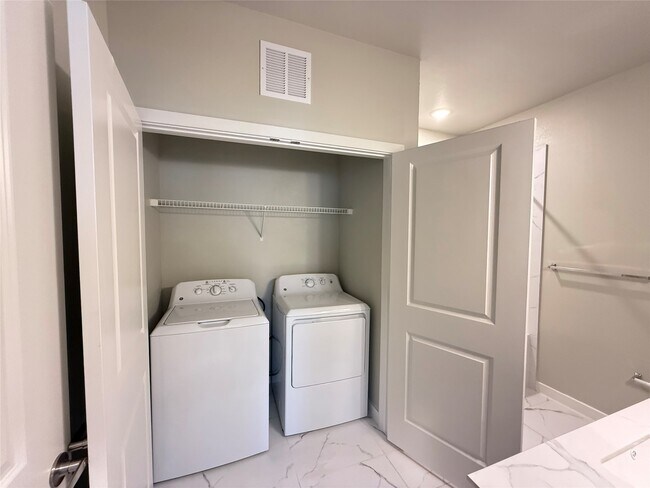 Building Photo - 2102 Antoine Dr