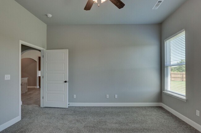 Building Photo - 802 Delaney Dr