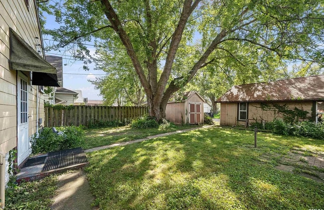 Building Photo - Spacious 2-Bedroom Rock Island Rental