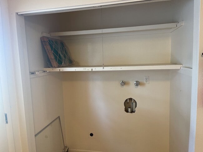 Building Photo - 2 Bed 1 Bath Duplex