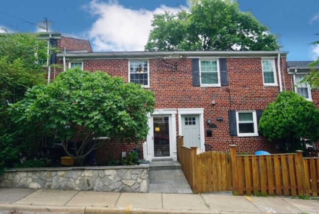 Primary Photo - Stylish and updated 3BR 2 BA in superb loc...