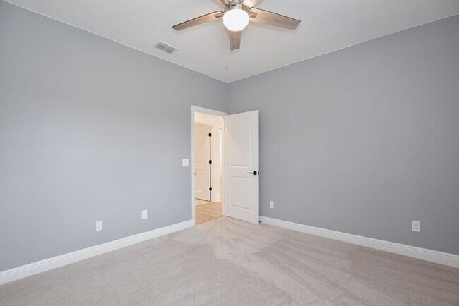 Building Photo - Stunning 2/2 Modern Townhome with a Bonus ...