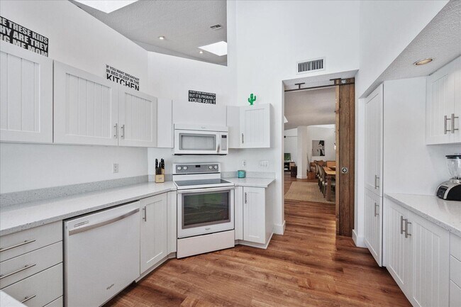 Building Photo - 2585 Sheltingham Dr
