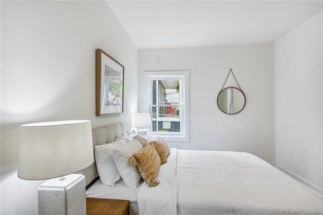 Building Photo - 698 Garibaldi St SW