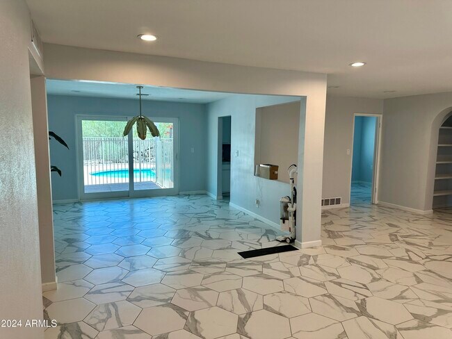 Building Photo - 5634 E Wilshire Dr