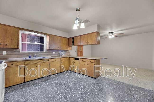 Building Photo - 810 S 16th 1/2