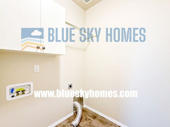 Building Photo - 1868 N Justin Ave