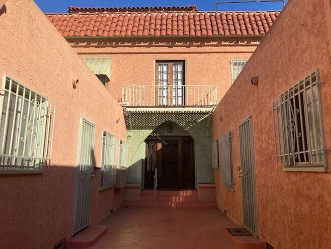 Building Photo - *****BEAUTIFUL STUDIO UNIT IN DOWNTOWN LB***