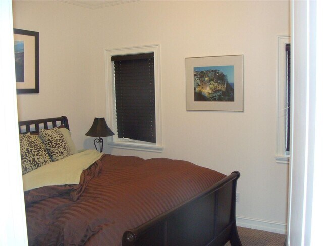 Building Photo - 1616 NE 17th Ave