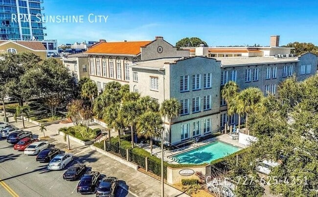 Building Photo - 701 Mirror Lake Dr N