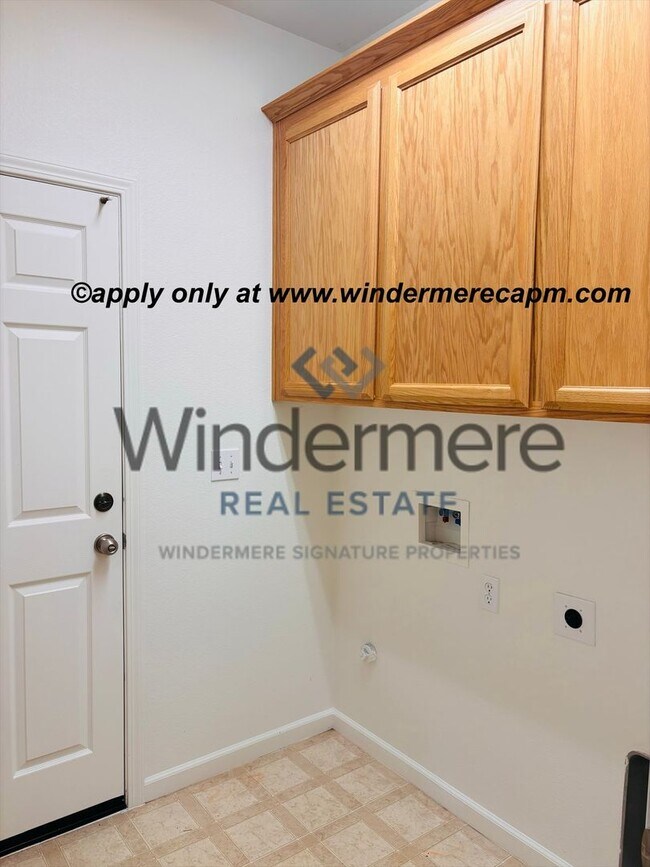 Building Photo - Bright & Stylish Entertainer's Retreat! Single story 3 bed- Plus Bonus Room!!