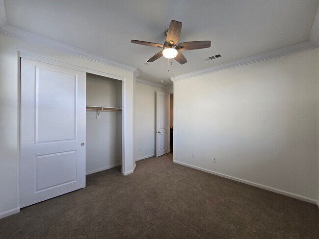 Building Photo - Spacious Woodcrest Single Story