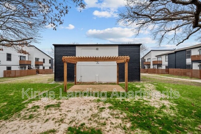 Building Photo - 306 Kings Way Dr