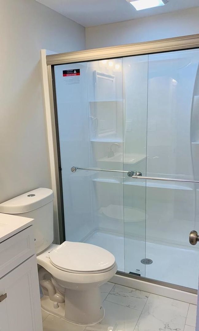 Building Photo - Gorgeous 2BR 2BA 3 level town home fully updated and located in Essex Place