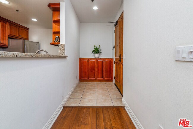 Building Photo - 5132 W Maplewood Ave