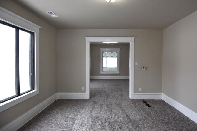 Building Photo - 3 Bedroom 2 Bathroom 2 Stall Garage