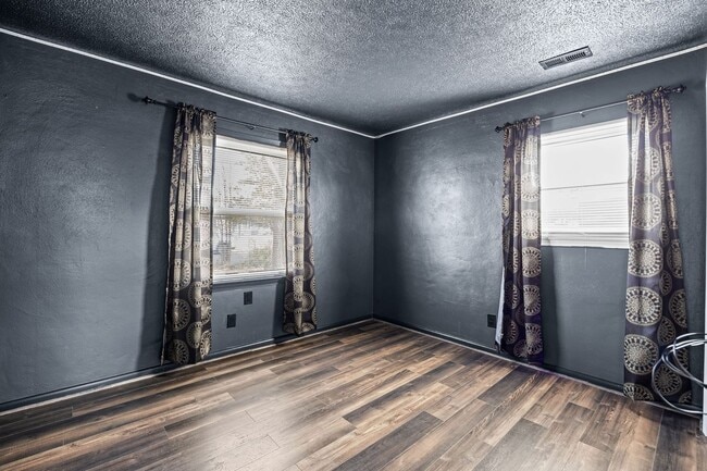 Building Photo - Charming Ranch Home Near Mt. Trashmore & Naval Bases