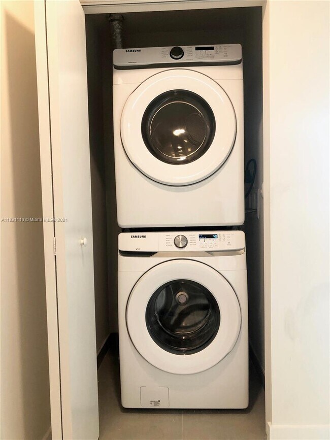 Building Photo - 2 bedroom in Aventura FL 33180