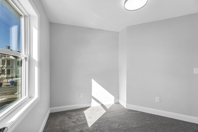 Building Photo - 213 Pine St