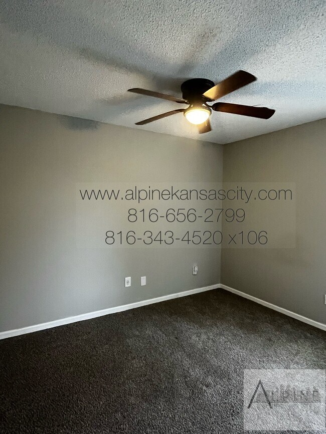 Building Photo - Spacious, 2 Car Garage! Great Location!
