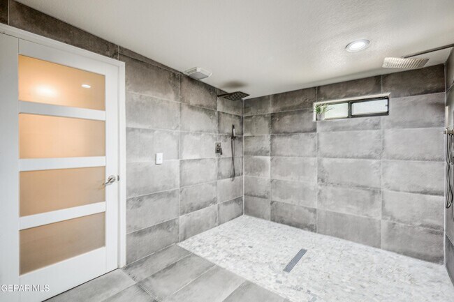 Building Photo - 5733 Saplinas Rd