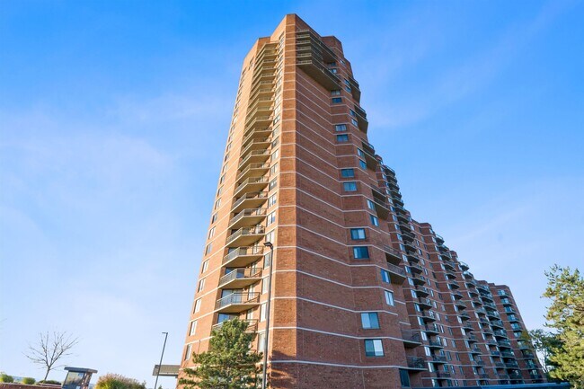 Building Photo - 1209 Harmon Cove Tower