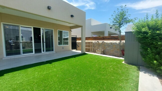 Building Photo - Beautiful 4 bedroom 2.5 bathroom home! READY NOW