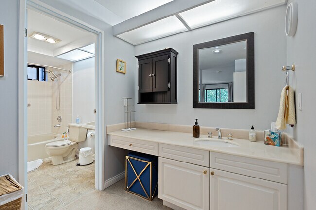 Building Photo - 15512 Country Club Dr
