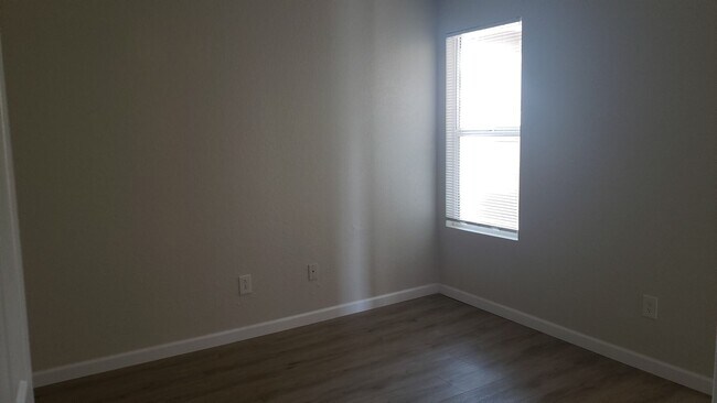 Building Photo - Remolded 3 Bedroom 2 Bathroom in Central P...
