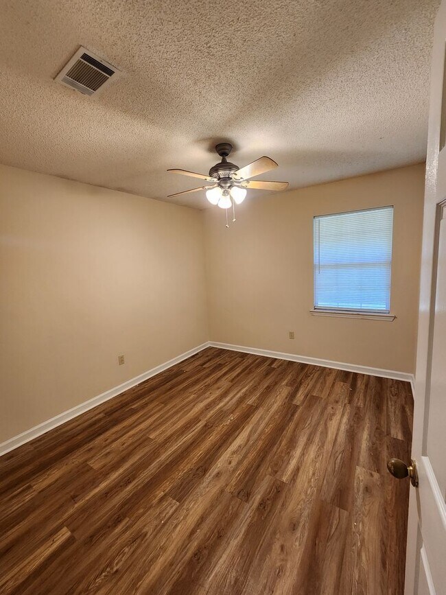 Building Photo - 906 Rice Ct
