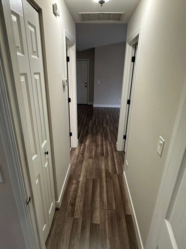 Building Photo - 992 Langtry Ct