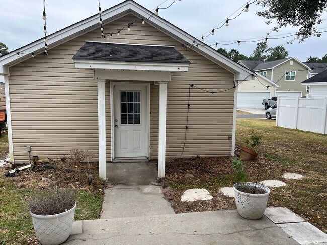 Building Photo - Lovely Bluffton Park House