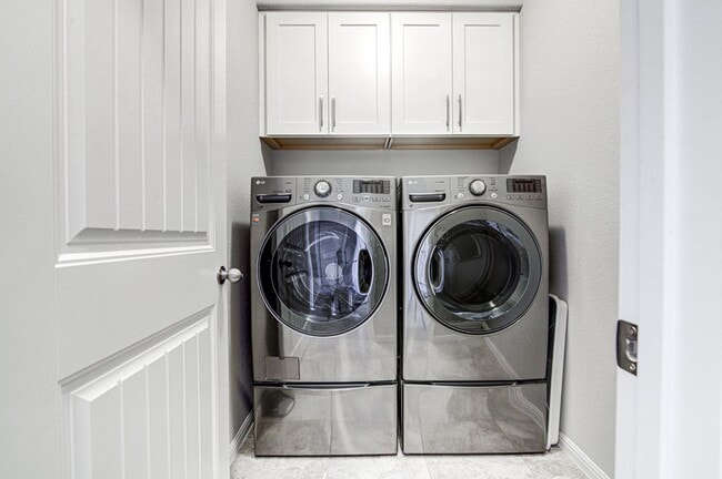 Building Photo - Cute as a Button 3/2.5 home in Parmer Village Townhomes, move-in ready!