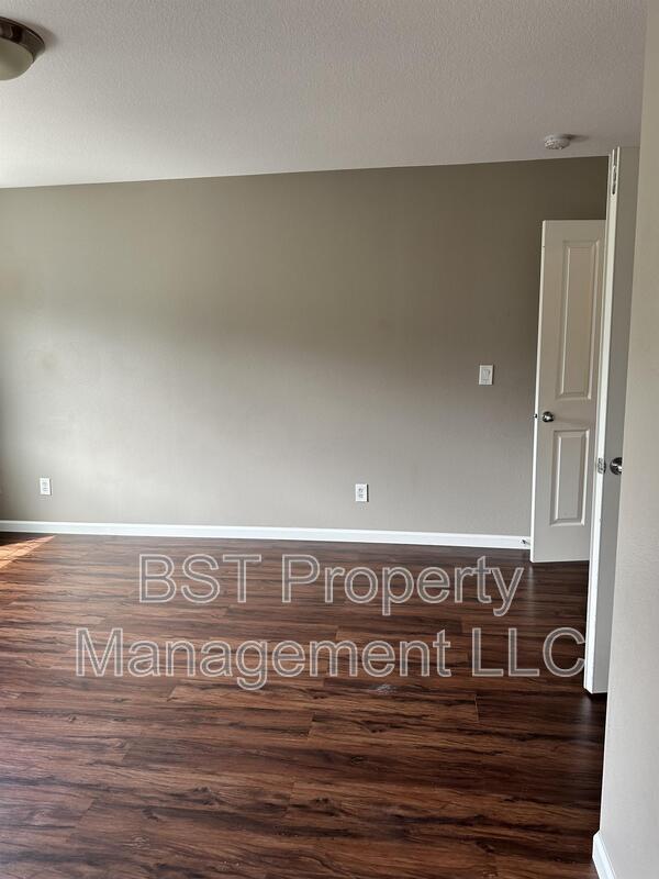 Building Photo - 227 Pioneer Dr