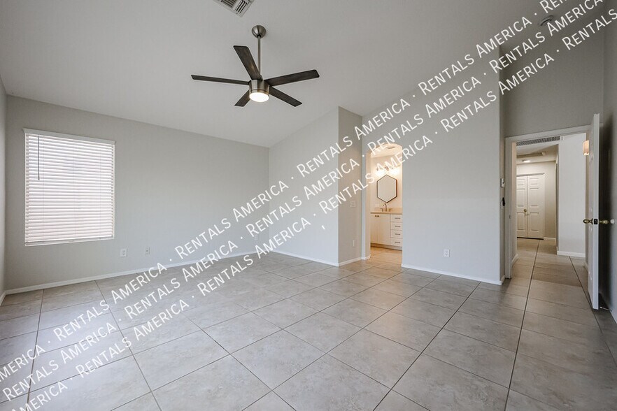Building Photo - 854 W Straford Ave