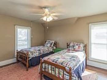 BR 3 of 5 - 107 S Riverside Dr