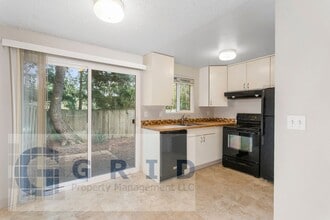 Building Photo - Two Bedroom Apartment Available - Private Yard Space - $500 MOVE IN SPECIAL!