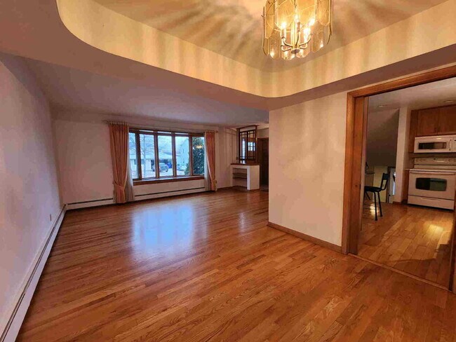 Building Photo - Beautiful Home Appleton